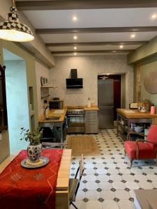 GodellaValencia 2 bed Luxury Guest house的一间大厨房,房间内设有红色桌子