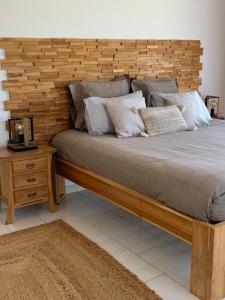 萨拉济Les lodges de Salazie的一间卧室配有一张大床和木制床头板
