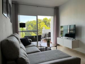 卡拉德米哈斯Apartment Summer Vibes Miraflores - La Cala de Mijas的带沙发和大窗户的客厅