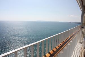阿利坎特Apartamento Torre Alacant的阳台享有海景。