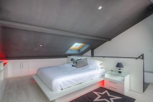 特雷武Love room borabora 4的一间卧室设有一张床,天花板上设有窗户