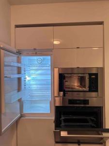 多伦多Stylish 2 Bedrooms Condo w/ awesome View & Parking的厨房配有微波炉和窗户。