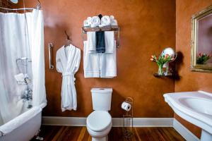 普雷斯科特大高地酒店 的浴室配有卫生间、盥洗盆和浴缸。