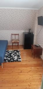 苏呼米Гостевой дом Анастасия的带沙发和电视的客厅