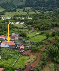 圣罗克杜皮库Quinta Pereirinha Farm, Pico Island, Azores - A Private 3 Bedroom Oasis on a Working Farm with Ocean View, Close to Swimming & Hiking Trails的森林中小村庄的空中景观
