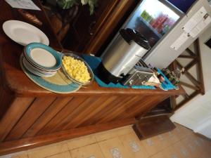 博卡斯德尔托罗Hotel Tierra Verde的盘子和碗碟上的柜台
