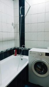 KalushЗатишна квартира в центрі Калуша的一间带洗衣机和淋浴的浴室