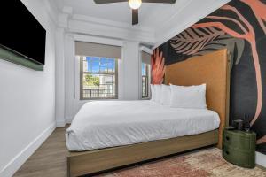 旧金山诺布山酒店的一间卧室配有一张壁画床
