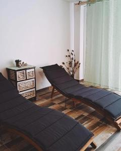 PihovecVita Natura with sauna and jacuzzi的客厅里有两个黑色的奥托曼