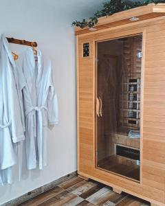 PihovecVita Natura with sauna and jacuzzi的壁橱挂着白色长袍