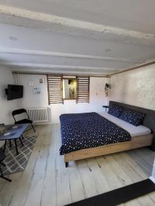 萨拉热窝Gondola Apartment的一间卧室配有一张大床和一张桌子