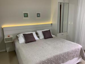 弗洛里亚诺波利斯克里斯塔尔旅馆的一间卧室配有一张大床和两个枕头