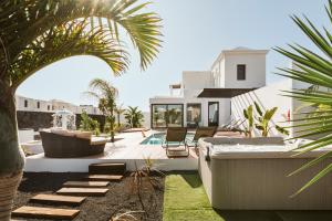 普拉亚布兰卡Villa Faro的一个带游泳池和房子的后院