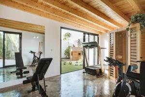 普拉亚布兰卡Villa Faro的一间带跑步机和镜子的健身房