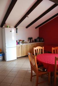 科济纳拉吉奥洗斯基旅舍的厨房配有桌子和白色冰箱。