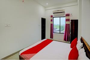 瓦拉纳西OYO Flagship Hotel Bhardwaj的一间卧室设有一张床和一个窗口