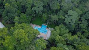 IkogosiIKOGOSI WARM SPRINGS RESORT的享有带蓝色游泳池的别墅的顶部景致
