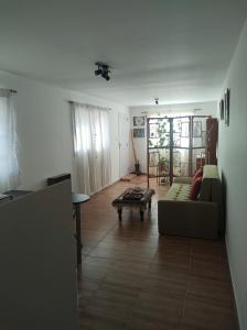 科尔多瓦Makipura的客厅配有沙发和桌子