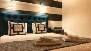 塞亚Quinta Vale Salgueiro的一间卧室配有一张大床和蓝色床头板