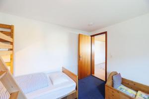 NeubulachHaugstetter Schwarzwaldhaus的一间卧室配有一张床和一张双层床。