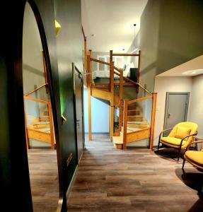 考斯Pinnacle Suites的走廊上设有双层床和镜子的房间