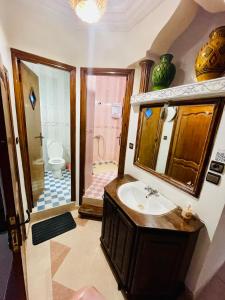 塔姆拉赫特乌兹达尔Tamraght White Hostel的浴室配有盥洗盆、淋浴和卫生间