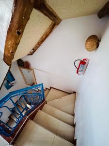 塔姆拉赫特乌兹达尔Tamraght White Hostel的阁楼间设有楼梯和灭火器