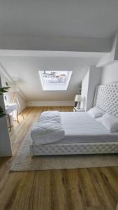 Neubau stilvolle Dachgeschoss City Wohnung客房内的一张或多张床位