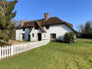 奇切斯特Chichester Retreat with Large Private Mature Garden的白色房屋,设有白色的栅栏