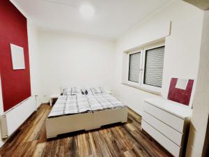 博霍尔特RNB-Appartments的白色的卧室设有床和窗户