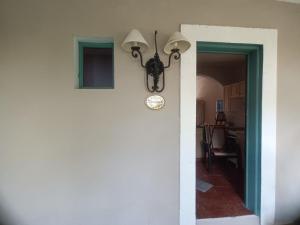 科苏梅尔Hacienda Camelot的走廊旁墙上的灯