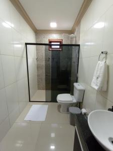 马拉戈日Casa MARAGOGI com PISCINA e área GOURMET COMPLETA的带淋浴、卫生间和盥洗盆的浴室