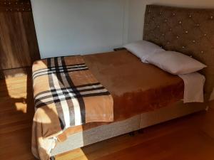 萨兰托Alojamiento Rural San Francisco的一间卧室配有一张铺有木地板的床。