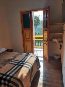 萨兰托Alojamiento Rural San Francisco的一间卧室设有一张床,并有通往阳台的门