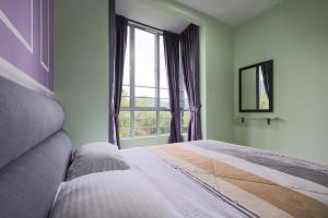 伯恩仓Moonight Luxe Suite, Cameron's Emerald Avenue的一间卧室设有一张床和一个大窗户