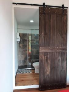 萨兰托Alojamiento Rural San Francisco的一间带卫生间的浴室和滑动谷仓门