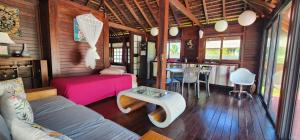 乌图罗阿Heipoe Lodge的客厅配有沙发和桌子