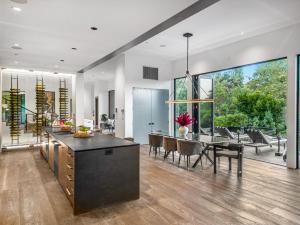 洛杉矶Beverly Hillside Haven的厨房以及带桌椅的用餐室。