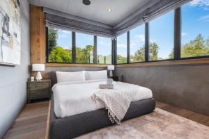 洛杉矶Beverly Hillside Haven的一间卧室设有一张大床和窗户。
