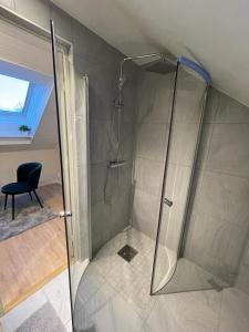 韦斯特罗斯Noah Longstay Liljanstorpsvägen的浴室里设有玻璃门淋浴