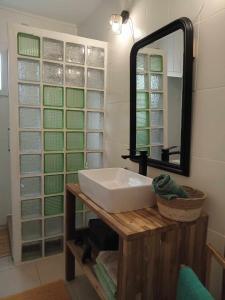 圣若瑟LE GRAND COUDE的一间带水槽和镜子的浴室