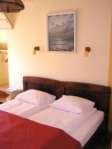 尤尔马拉玛尧鲁海滨大道宾馆的卧室内的一张床铺,墙上挂着一幅画