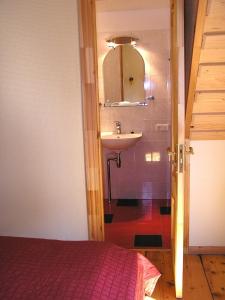 尤尔马拉玛尧鲁海滨大道宾馆的一间带水槽和镜子的浴室以及一张床