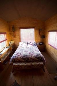 怀特霍斯B的三次方住宿加早餐酒店的一间卧室设有一张床和两个窗户。