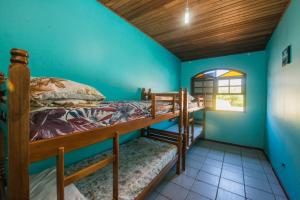 弗洛里亚诺波利斯Rental Florianópolis - Acomodações Residenciais的一间卧室设有两张双层床和一扇窗户。