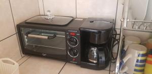 苏克雷Expresso Hostel的厨房柜台上有一个黑色的烤面包机烤箱