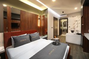 伊斯坦布尔Second Suit Hotel的一间带大床的卧室和一间浴室
