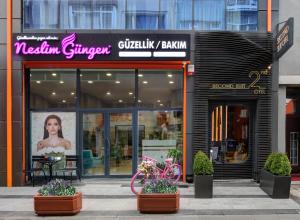 伊斯坦布尔Second Suit Hotel的前面的商店前面有一辆粉色的自行车