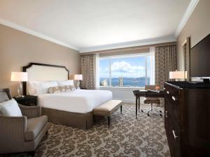 旧金山旧金山费尔蒙特酒店的一间卧室配有一张床、一张书桌和一个窗户。
