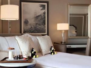 旧金山旧金山费尔蒙特酒店的酒店的客房 - 带枕头和托盘的床